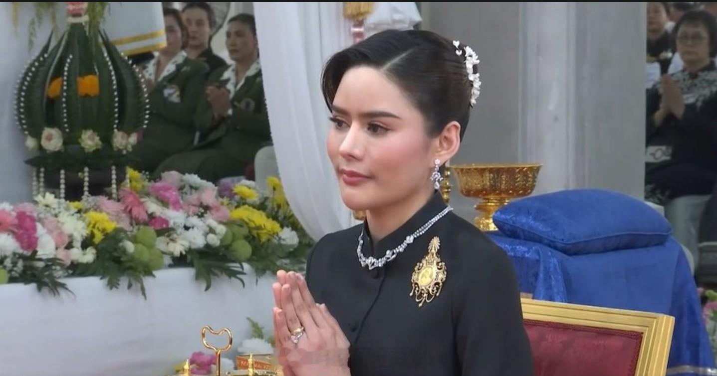 王室王室泰国王室奥拉侬2025年10月28日,奥拉侬小主带着阿努萨拉小