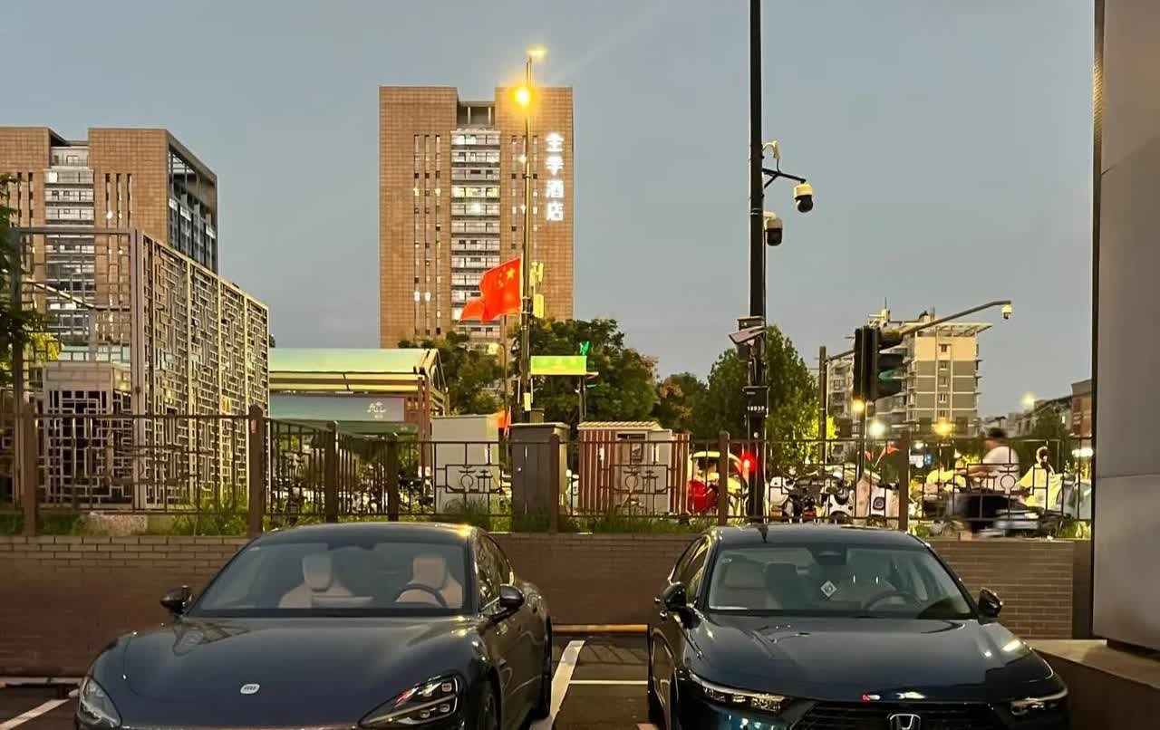 今天下班，看到公司楼下停着两台车，一台小米su7，一台雅阁，小米su7明显大了一