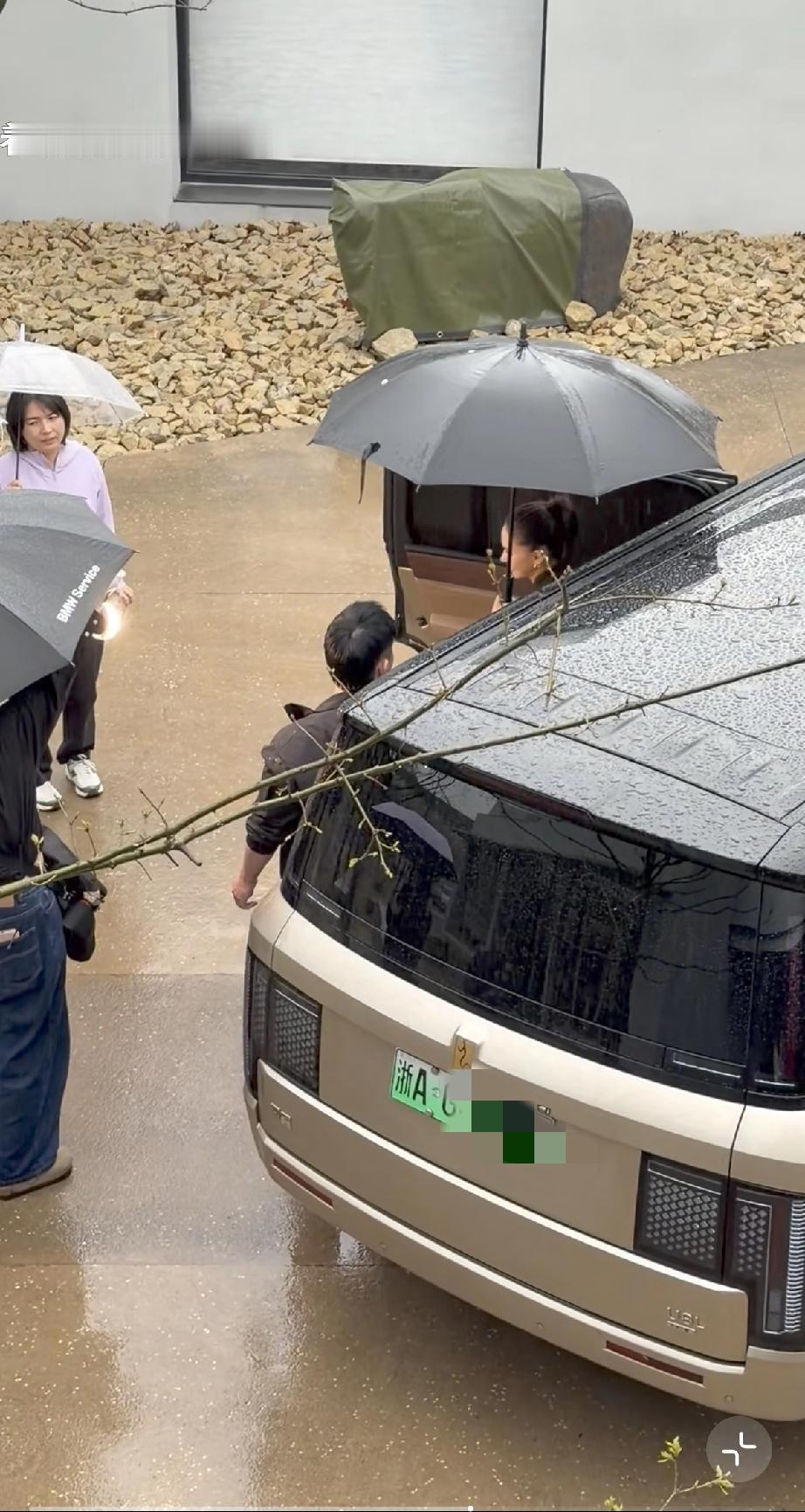 昆凌太不容易了，在杭州期间冒雨打伞也要拍仰望汽车的广告，在周杰伦的影响下，她成了