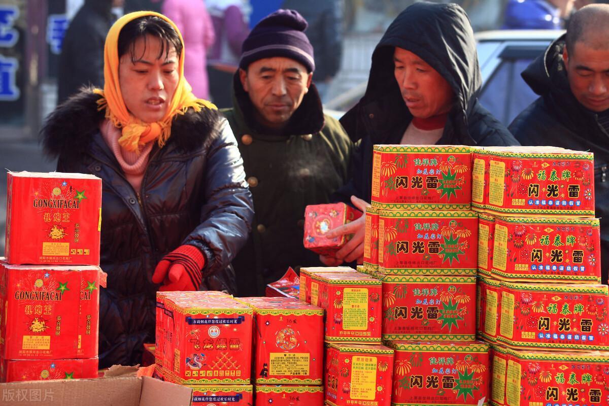 四天时间，两起烟花爆竹悲剧，在这个本应洋溢着幸福和快乐的节日里，20人殒命，让人