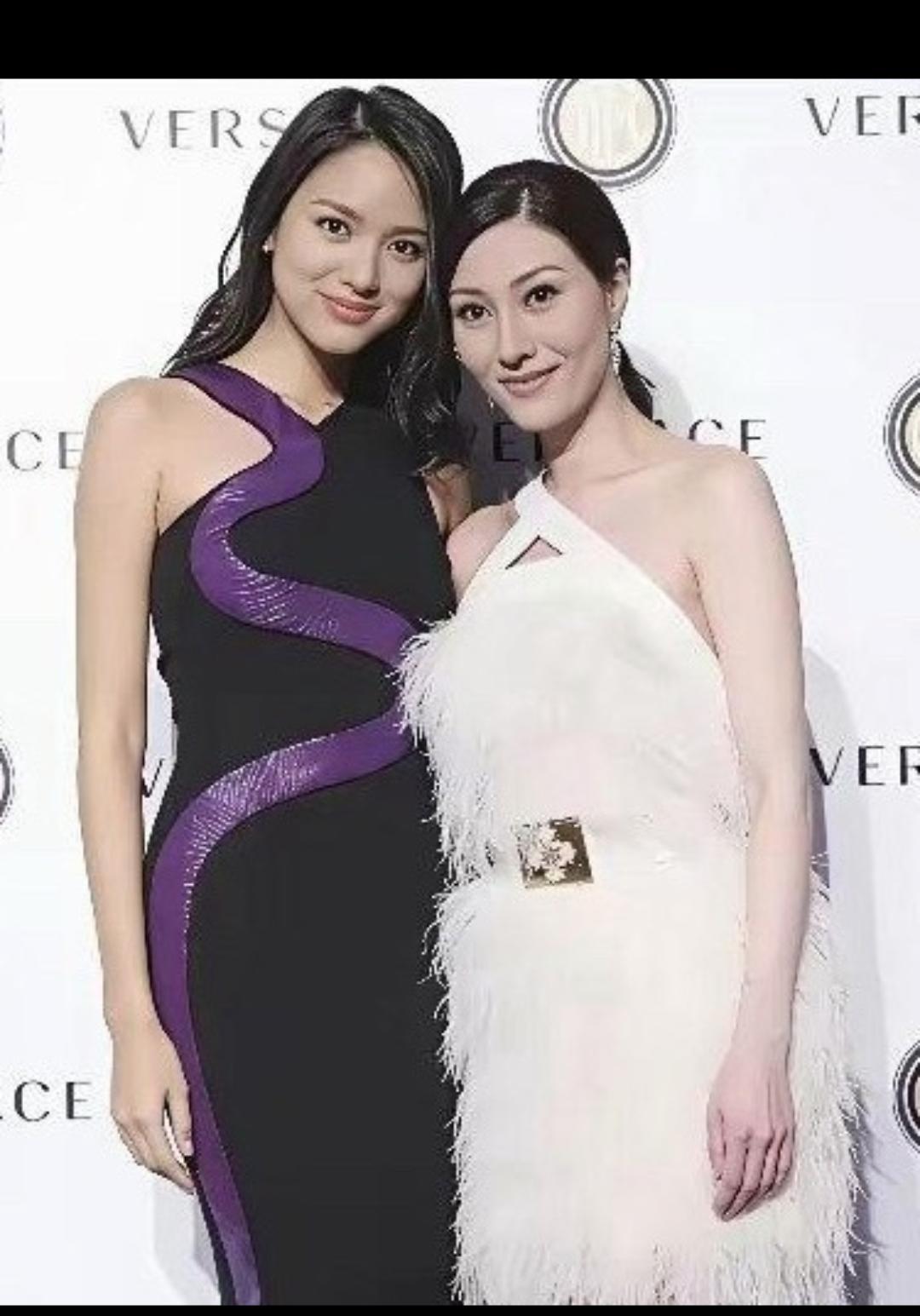 张梓琳跟李嘉欣一起的合照，张梓琳个子很高，整个人看着委婉大气！李嘉欣上挑的眉毛