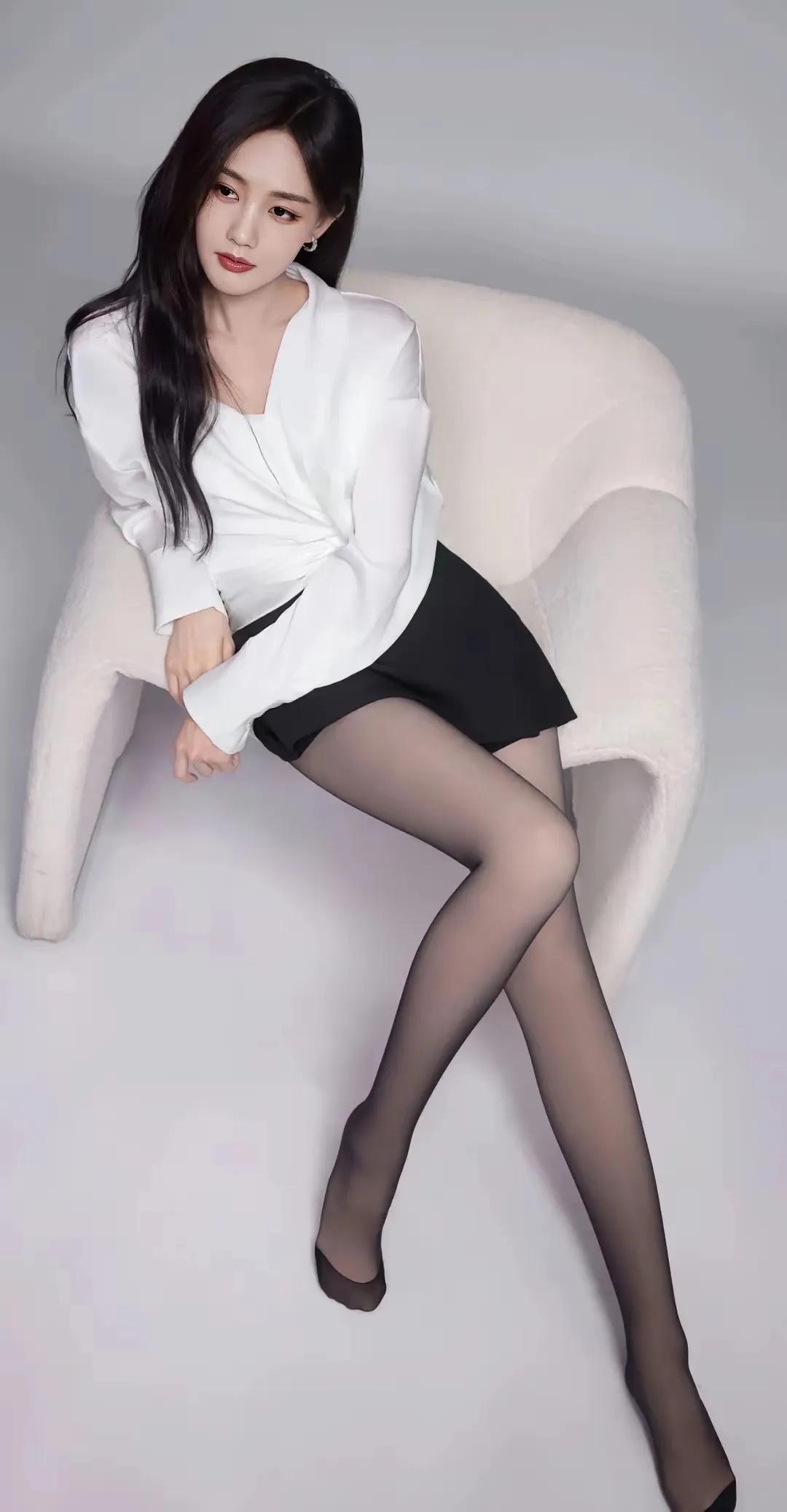 优雅黑丝搭配白衬衫，气质满分！