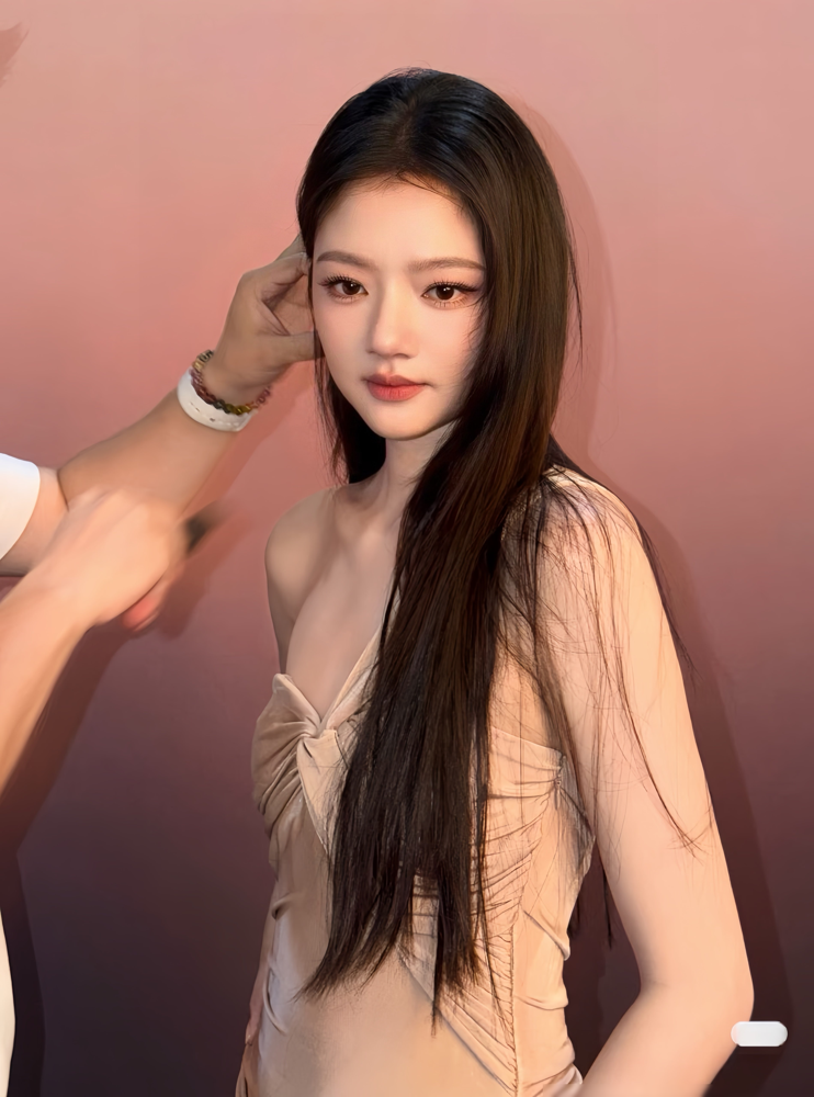 我朋友线下见过任敏，她回来就说，以后别再说任敏是大美女了，你是不知道，没见过真人真的很难想象！因为真