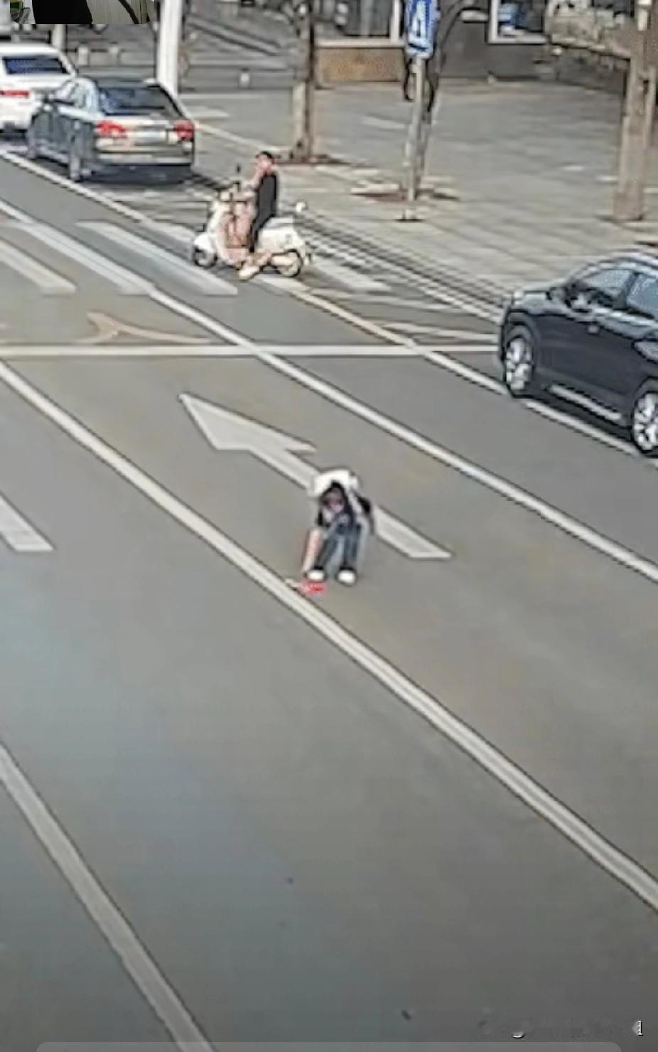 “终于火到人民日报了”！小女孩马路中央捡国旗，交警这一挡太暖心“终于火到人民