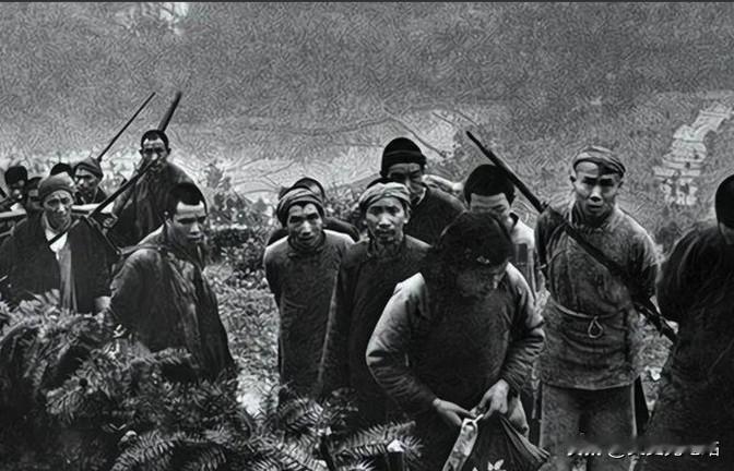 1950年，16军军长尹先炳，带着75辆满载物资的卡车，遭一千多名土匪攻击，他惊