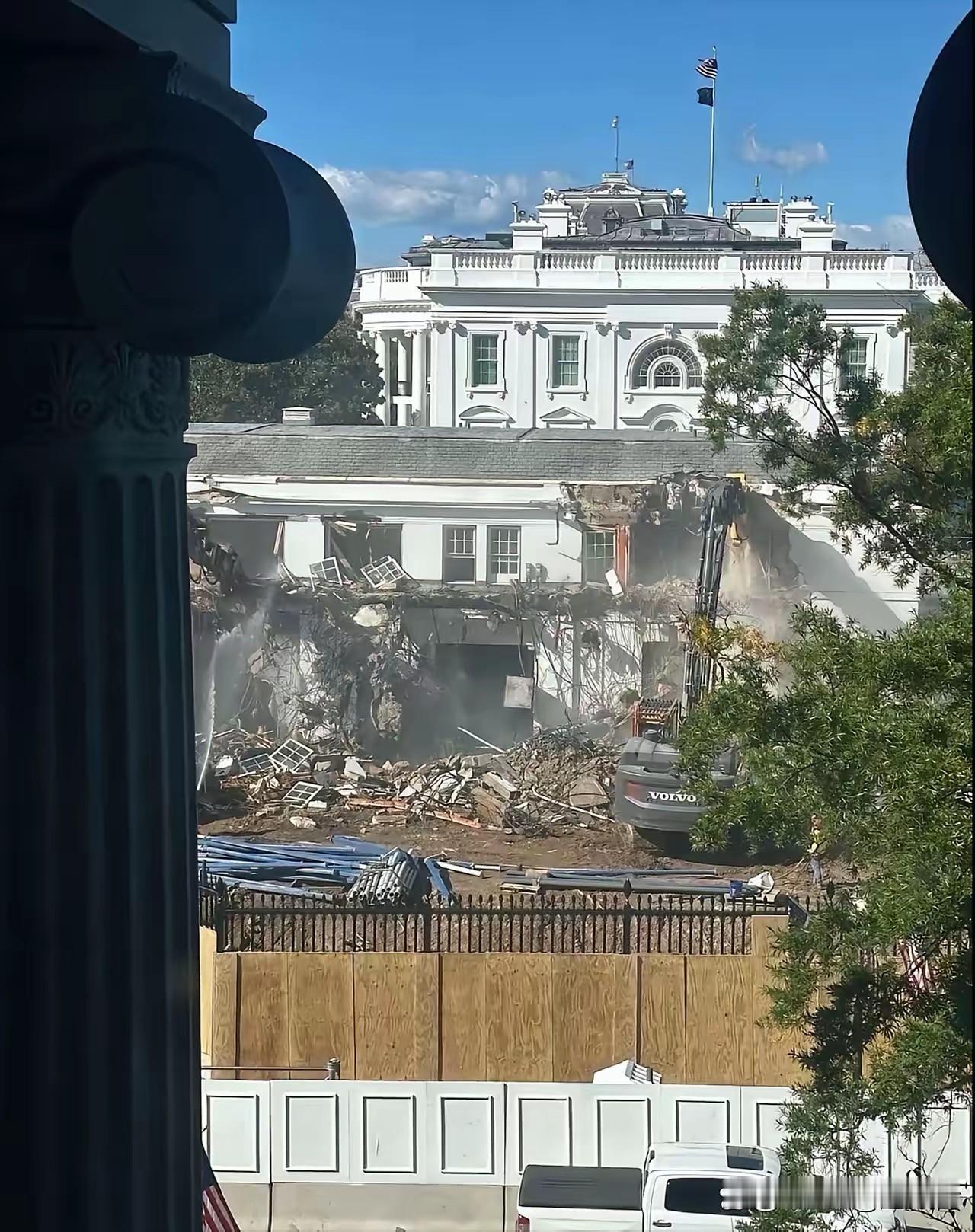 白宫东翼拆建风波：震撼背后的信号远比建筑本身刺眼特朗普下令把白宫东翼给拆了
