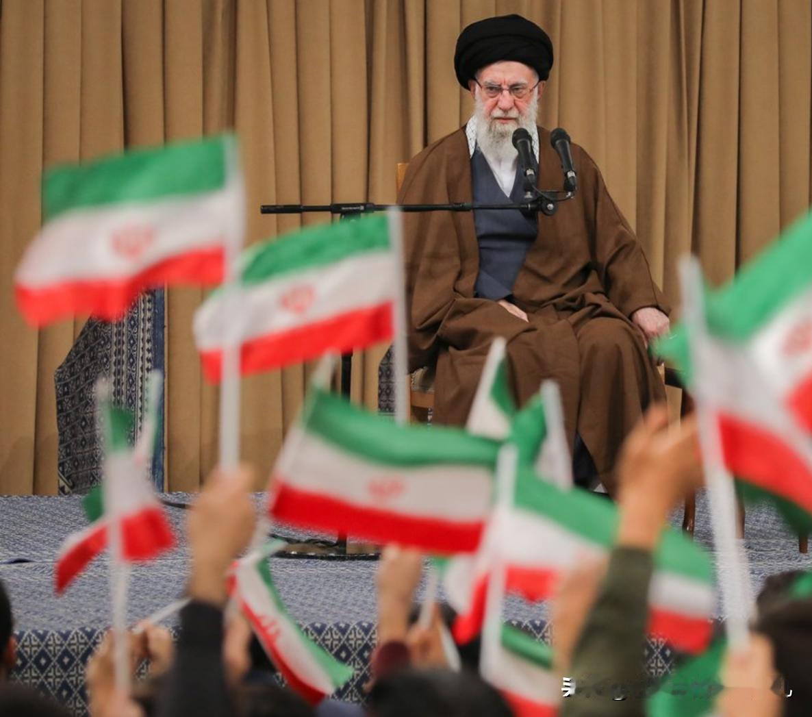 伊朗哈梅内伊表示，如果美国想与伊朗合作，除非停止支持犹太复国主义政权，撤出该地区