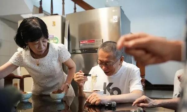 柯文哲今天下午完成交保以后直接回到了新竹老家看望柯妈，柯文哲进老家院门时跨过火炉