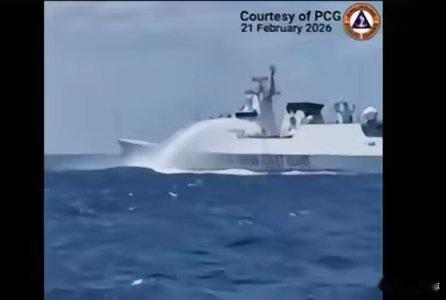 开炮震慑！50余艘菲船仓皇溃逃，黄岩岛一战打出中国底气！一声令下，立见分晓！中国