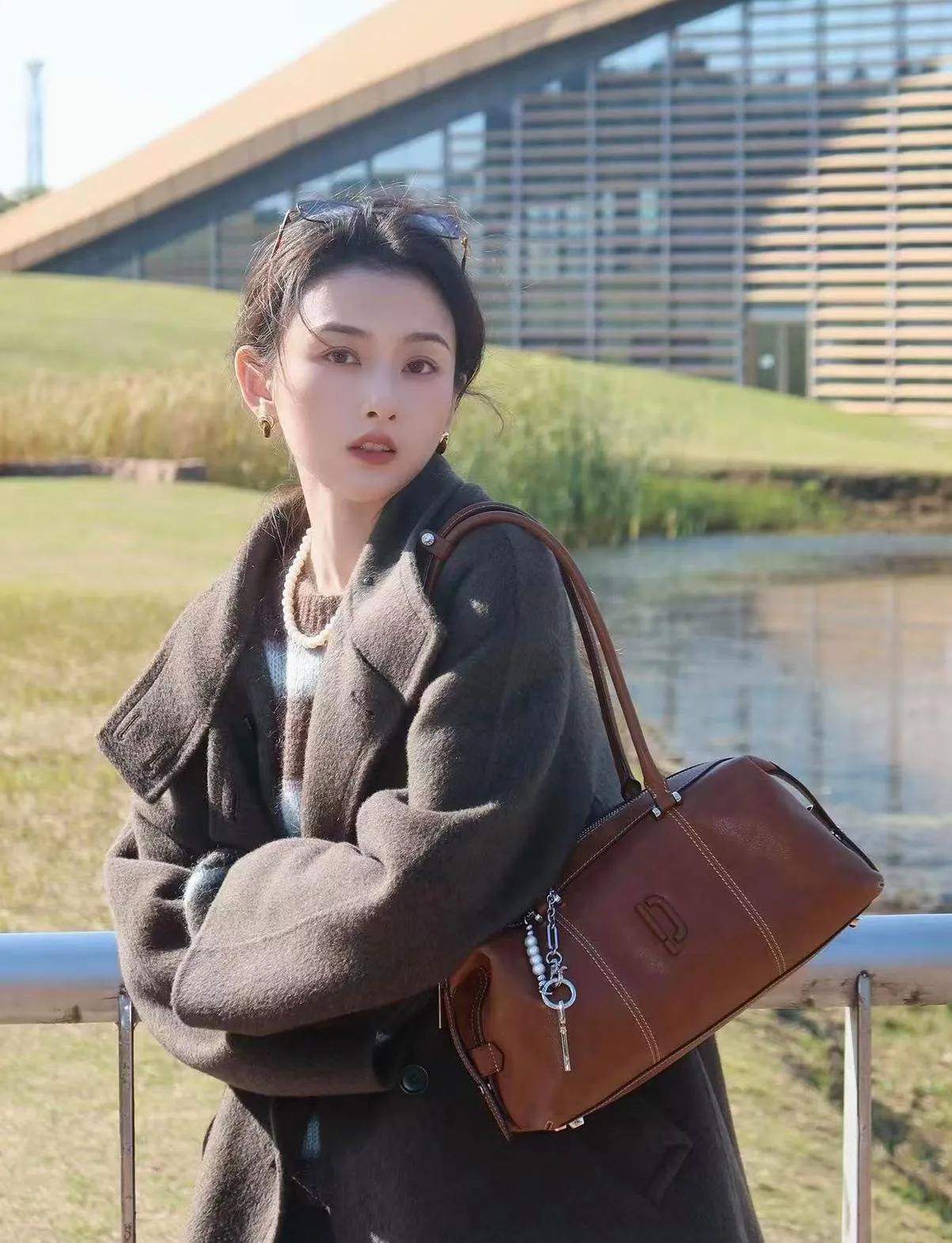 宋祖儿私服穿搭太会了！棕色大衣搭出高级感宋祖儿的私服穿搭又美出圈了！一袭深