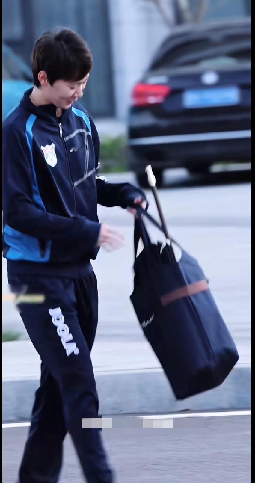 曼昱路透｜提包甩步，这气场太绝了！刷到曼昱的路透直接被帅到！一身蓝黑运动装