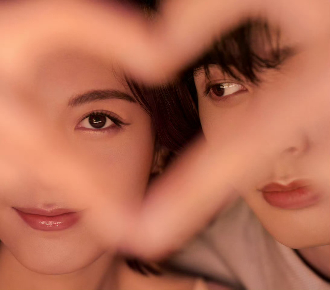 哎呀这两张也是龙麦风味🥺🥺林大小姐你又怎么惹😚赵今麦宋威龙贴脸合照