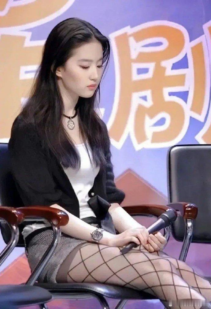 刘亦菲早年这套打扮被说很雷，现在重新再看，她是怎么把渔网袜穿出清纯感的​​​