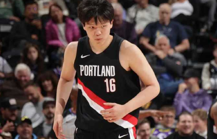 开拓者替补席哭成团！杨瀚森六犯毕业神回复：'不能怪哨子'，NBA老将集体转发：这心态值千万