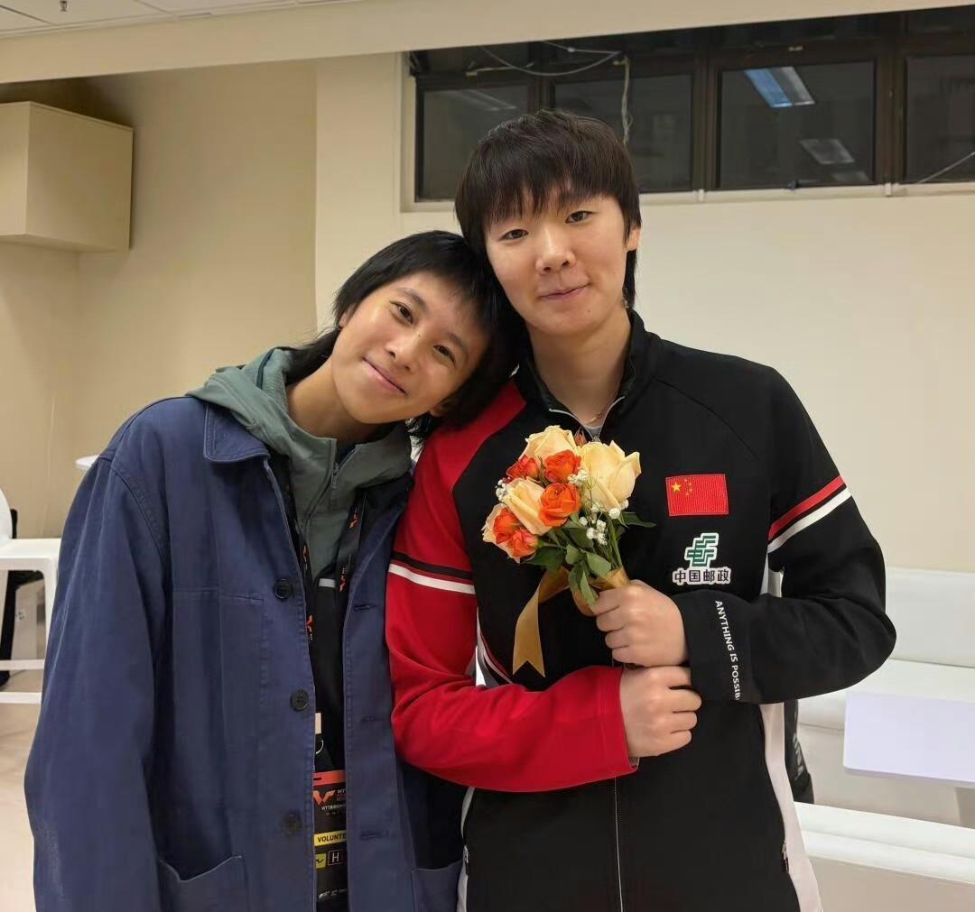 陈可晒与国乒合影近日国家队一队球员陈可晒出与王曼昱、陈幸同、王艺迪、陈熠的合影