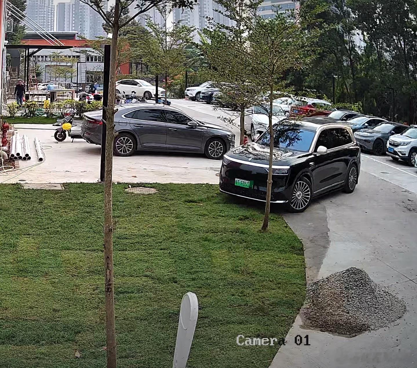 昨日刚铺好的草坪被人停车碾坏了….啊啊啊啊啊啊啊啊啊啊啊啊…..这人怎么能那么不