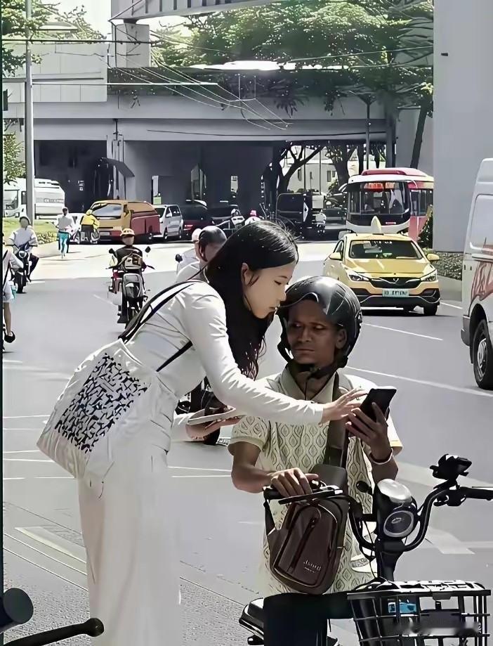 善良的女孩要长点记性，多留点心眼，当有陌生的外国人向你问路的时候，大脑一定要飞速
