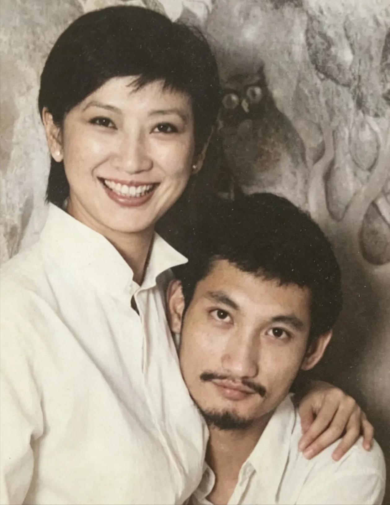徐克面相一脸无情相，两腮无肉不可交，要不是施南生托举他成为导演，他很难有今日成就