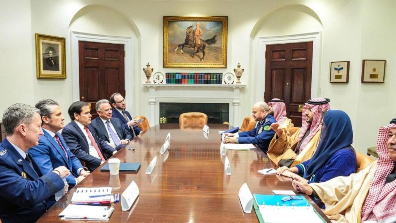 法新社今天报道：“沙特王储兼首相穆罕默德之弟、国防大臣哈立德周五在美国首都华盛顿