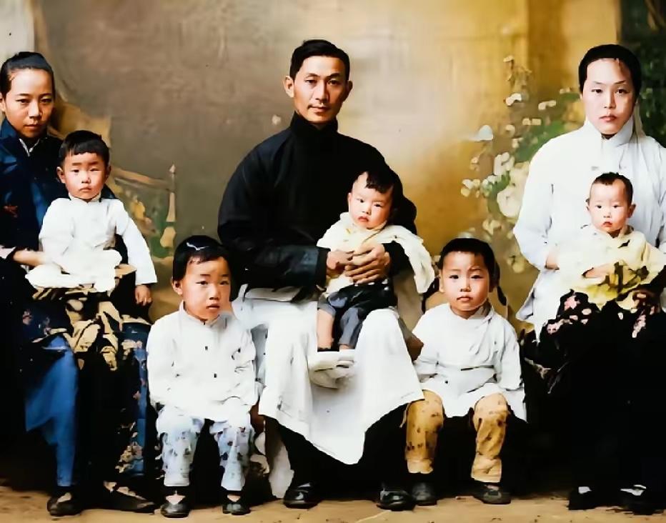 这张全家福拍摄于1915年的北京棉花胡同66号。此时的蔡锷，正处于人生最煎熬、最