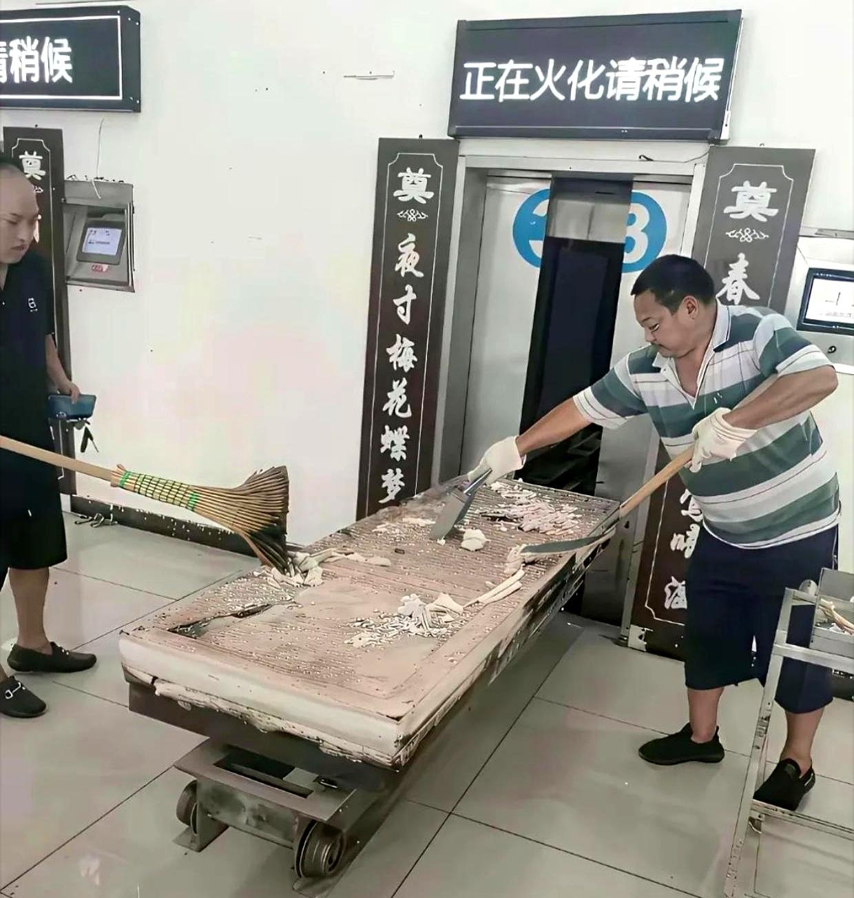 人真的很难赚认知以外的钱。我那个亲戚在广州干那活，三年买别墅娶小娇妻，说实话听