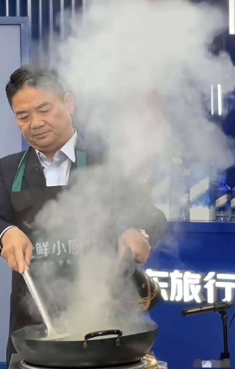 京东网友见面会上，东哥亲自下厨。相比于其他互联网大佬，近来刘强东的曝光率挺高的，