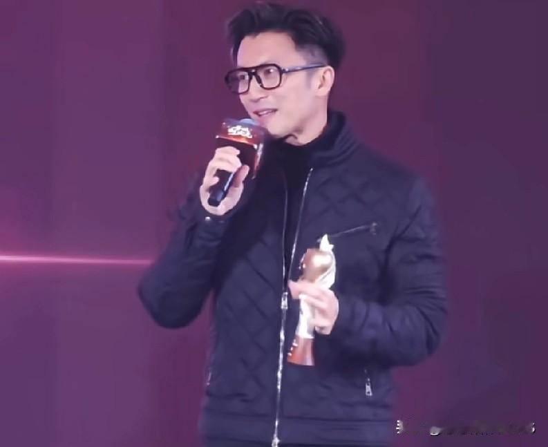 谢霆锋来成都也太怕冷了吧，这身接地气穿搭全靠颜值在撑，换个人真hold不住。