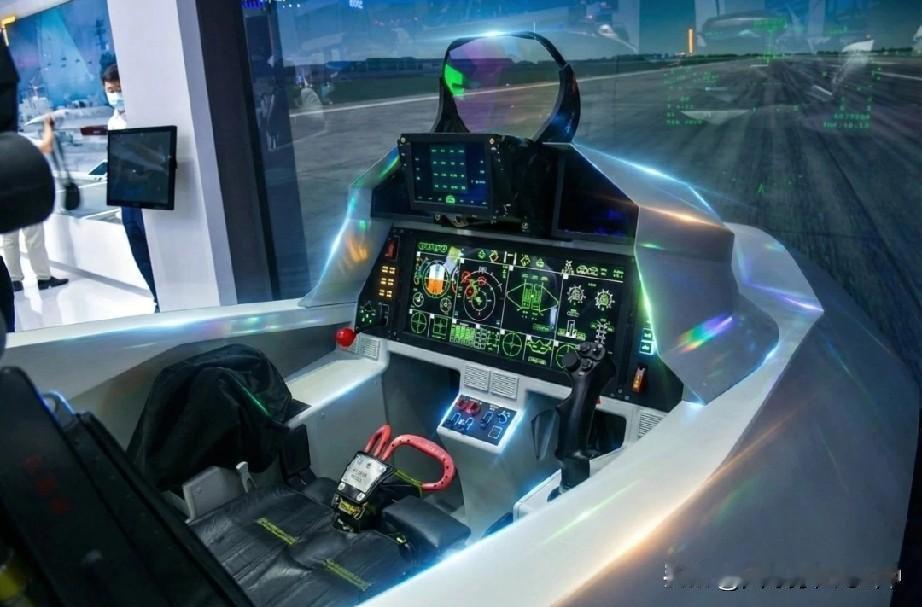 歼35出口版座舱公开亮相大尺寸一体化横屏占据座舱核心，飞行数据、战场态势能集