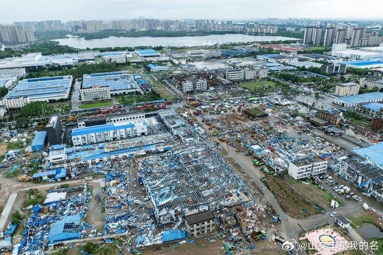 湖北男子见父母被龙卷风卷到百米高空坠亡7月6日晚八点多，事发湖北省黄冈市黄州区长