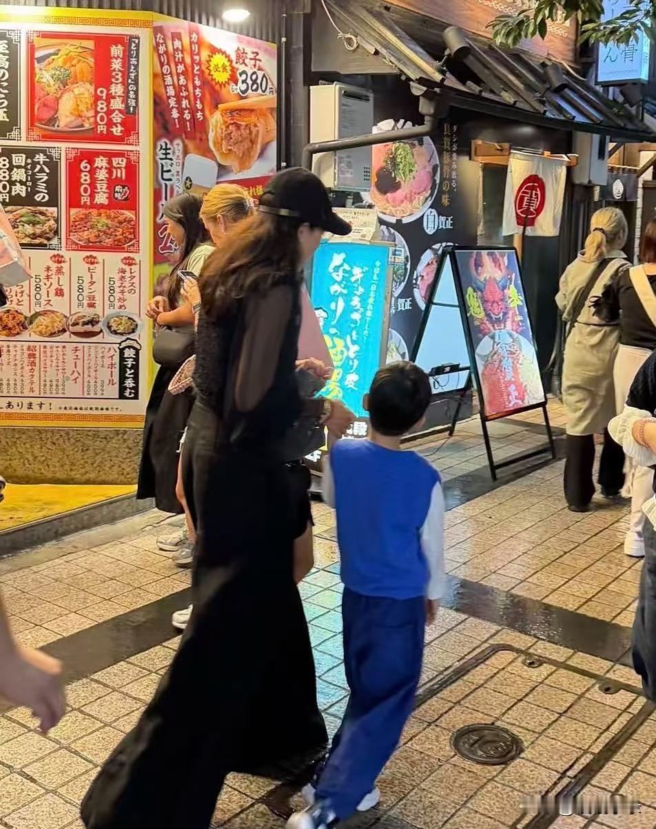 46岁章子怡带一对子女现身日本，去看韩国女团的演唱会，她穿着一条薄纱连体衫，身材