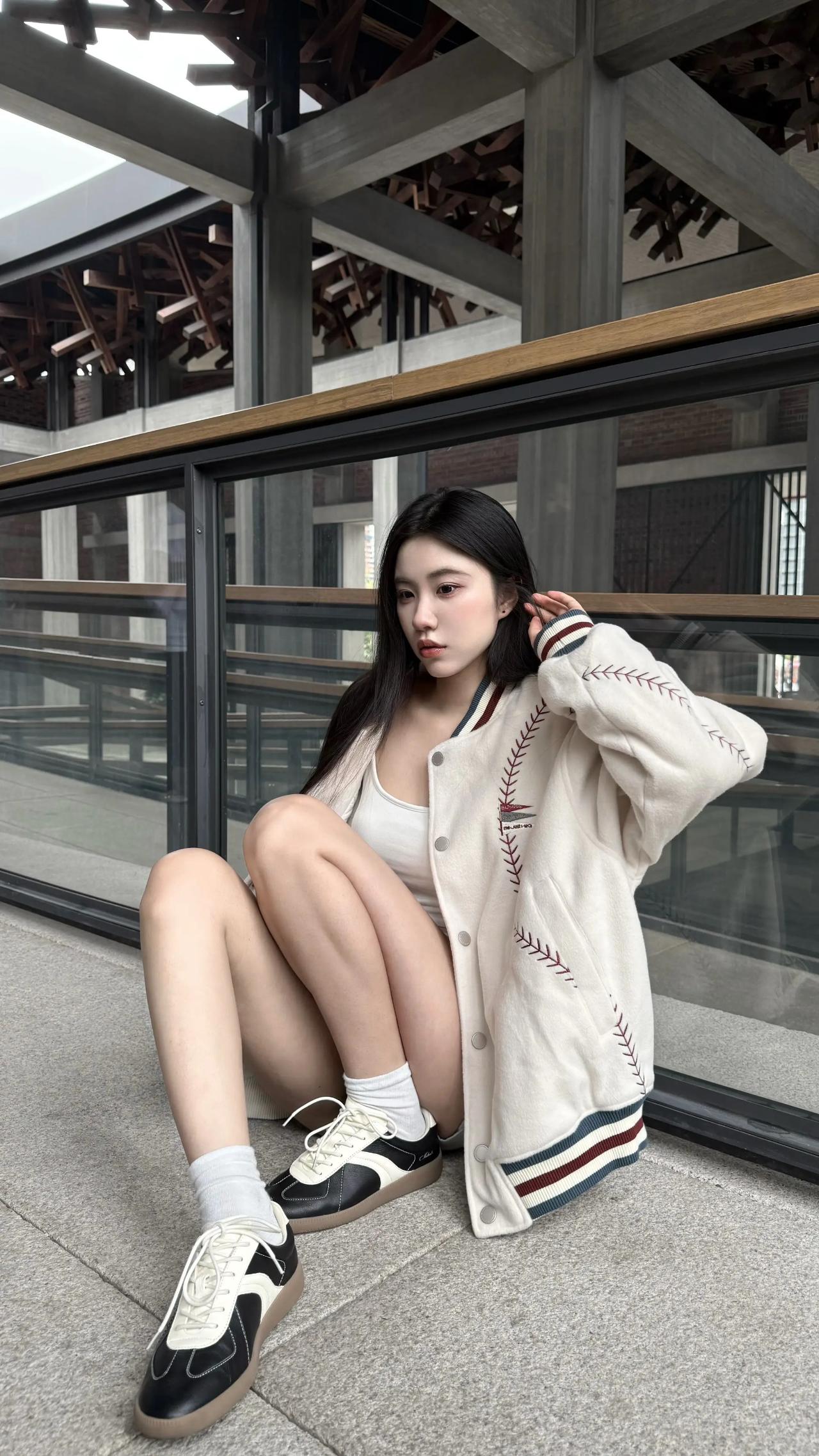 米白棒球服配白内搭穿搭！！