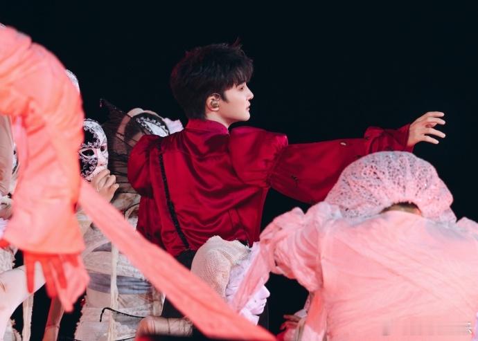 跟周深上班久了会被同化周深成都演唱会全员放飞！三星堆弹吉他+熊猫蹦迪，古筝老师