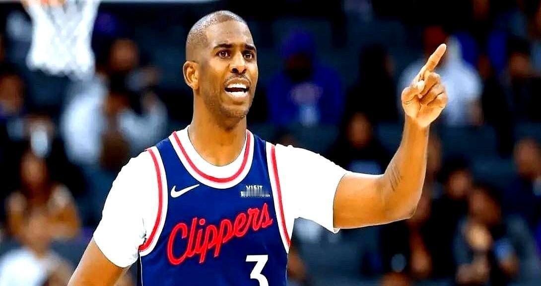 22年前那道阴影，今夜穿着3号球衣回来了。泰伦·卢看到保罗俯身讲解战术时，小腿