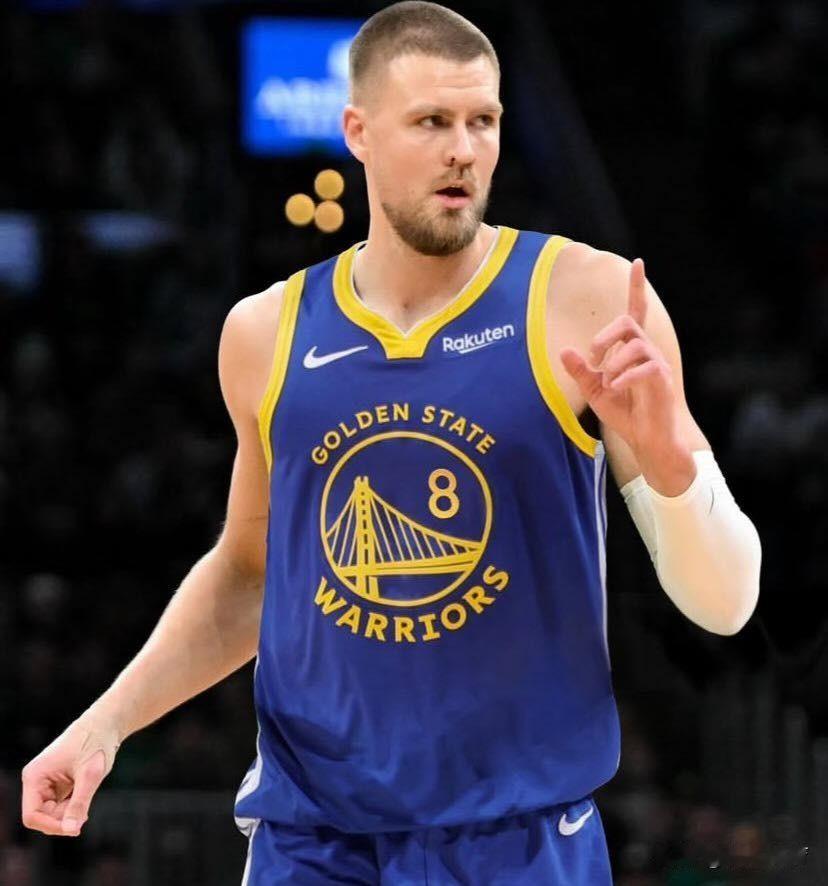 绝了！勇士阵容只有5名球员身高超过2米，巴特勒和波尔津吉斯还打不了：1、波尔