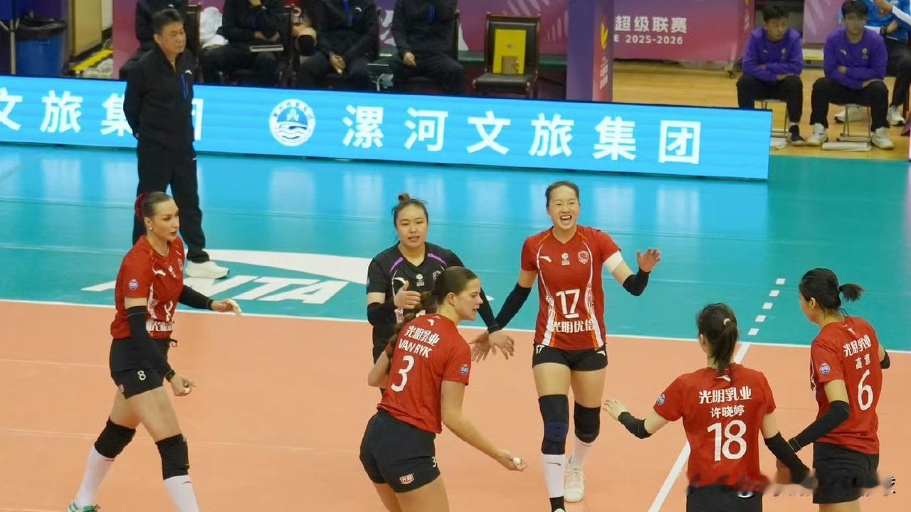 女排第十一轮赛况：排名前四的上海、江苏、山东、北京四支球队均取得胜利！最后三轮赛