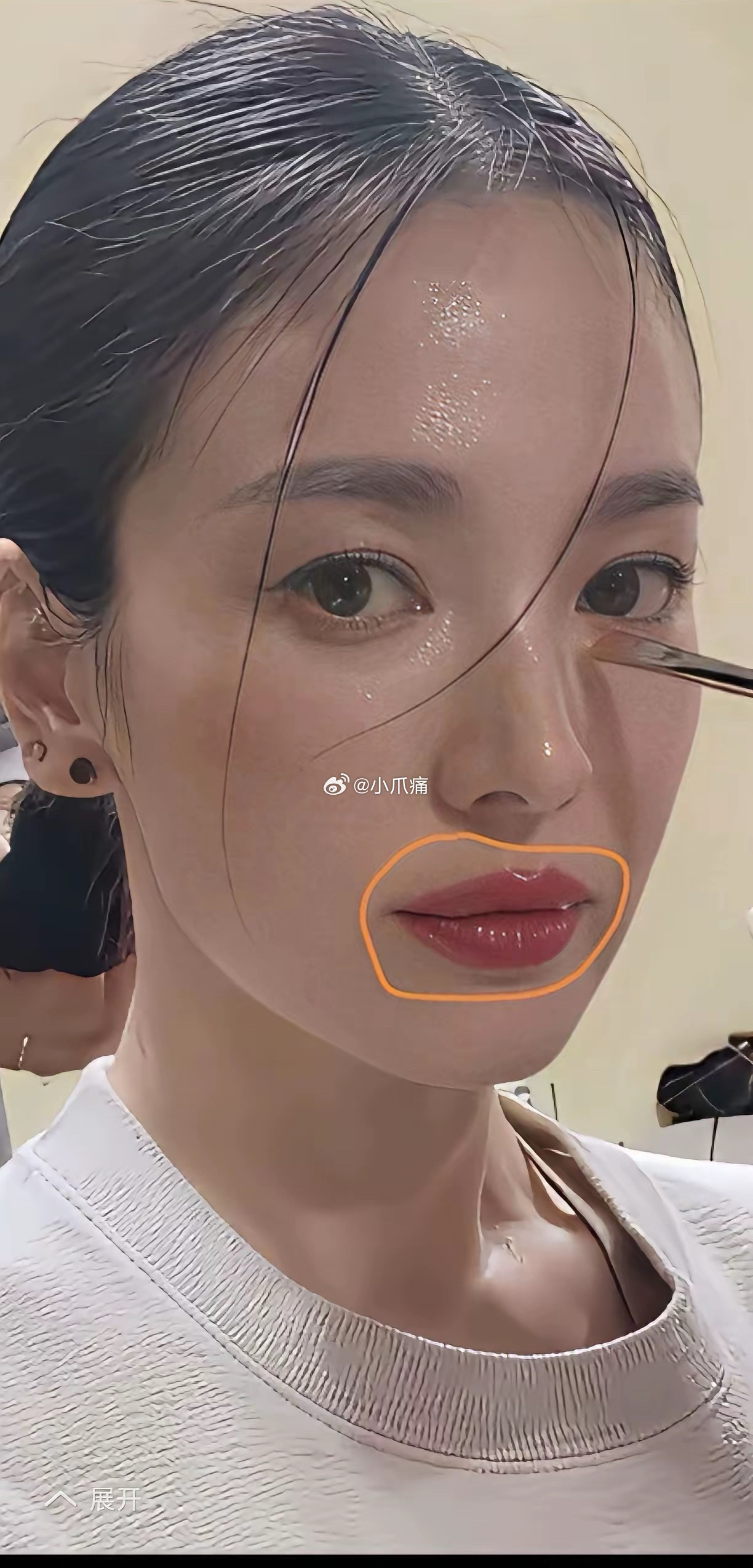 不懂就问，宋慧乔这嘴唇为什么这么化？都超出边界了，难道是为了显厚吗？​​​