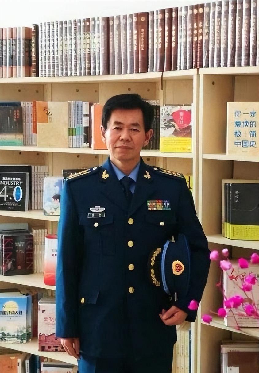 2009年，空军大校戴旭正在和一位年轻的士兵聊上甘岭战役，说到波澜壮阔时