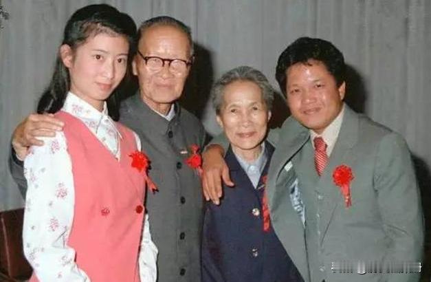 1982年台起义飞行员黄植诚迎娶空姐马红，8年后马红借故赴美未归，安全部门深夜包
