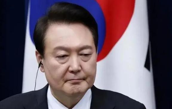 韩国政坛大地震！5月28日，首尔中央地方法院作出了一个震惊全国的判决：前总统尹锡