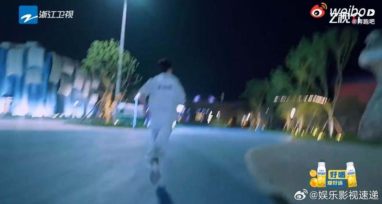 李昀锐撕名牌三个摄像接力追奔跑吧李昀锐怕是《奔跑吧》撕名牌隐藏BOSS！找身份牌