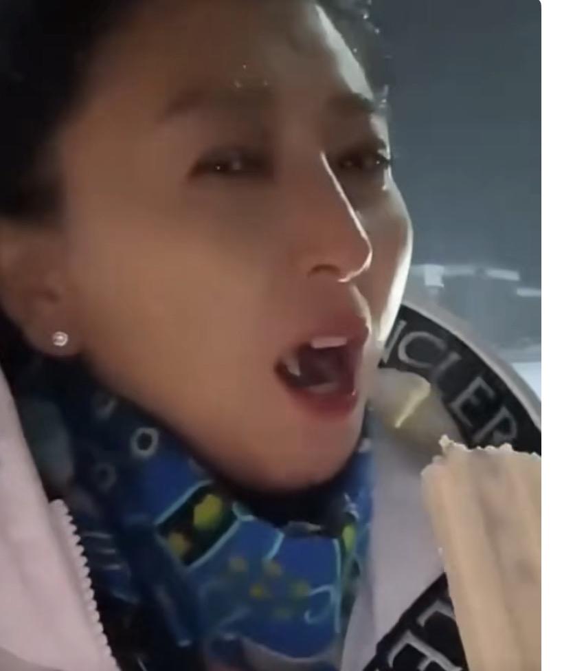 看来闫学晶并没有受到酸黄瓜事件的影响，很开心的样子！日前有消息称她已经回到北