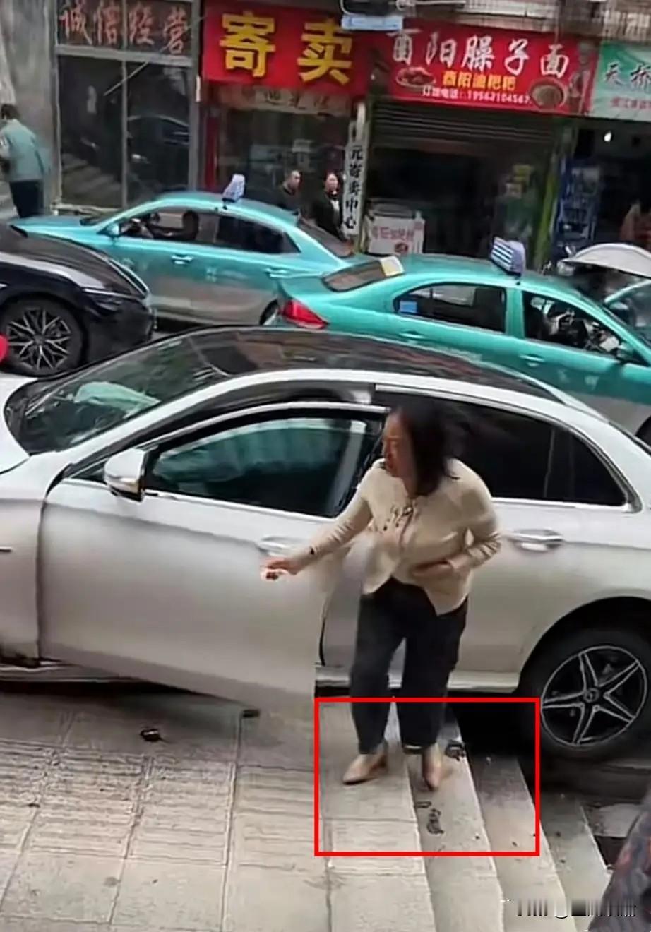 重庆黔江发生交通事故致2死6伤…这个视频让人看的心惊肉跳！强烈建议心理素质不