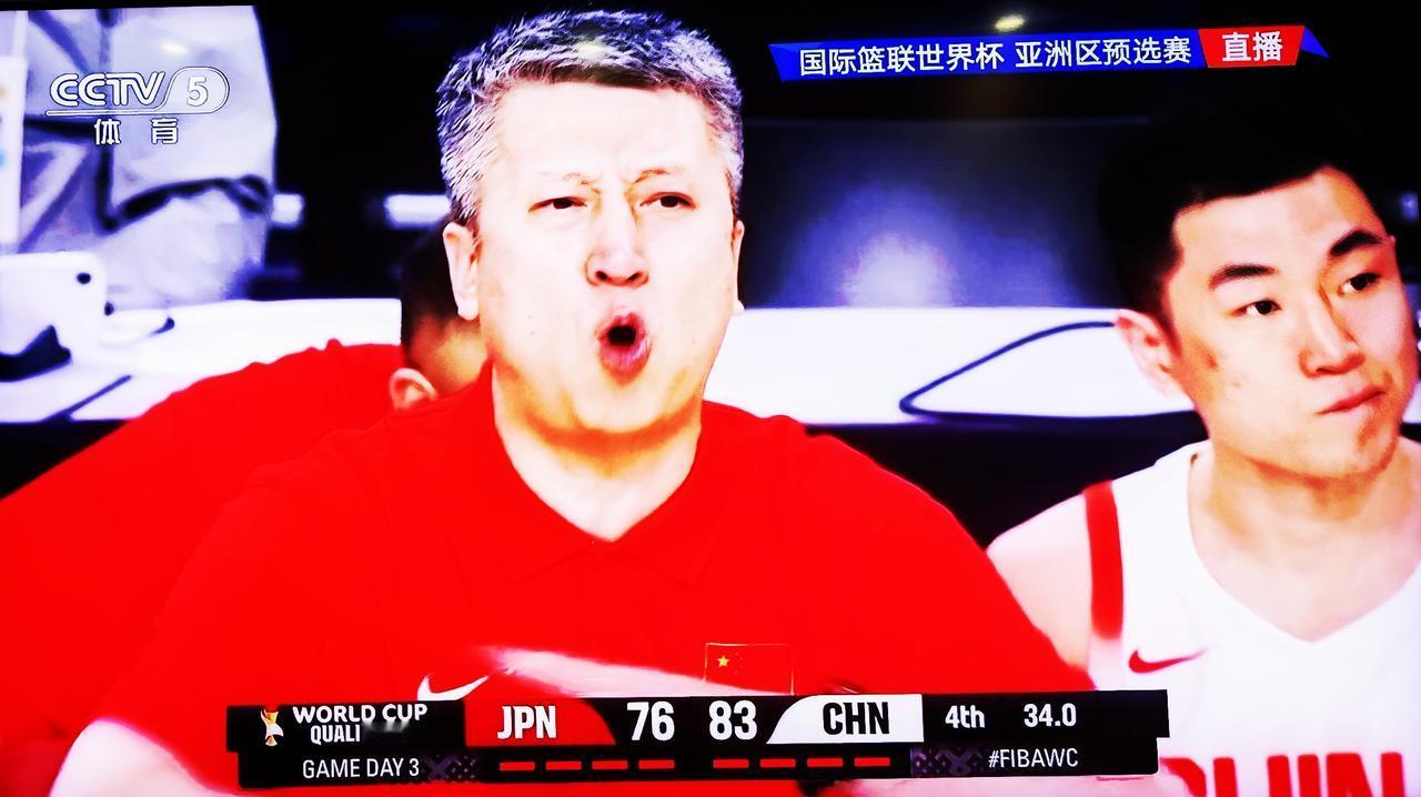 尽管判罚吃大亏，中国男篮客场逆转日本队，硬气！这场世界杯亚预赛强强对话，中国