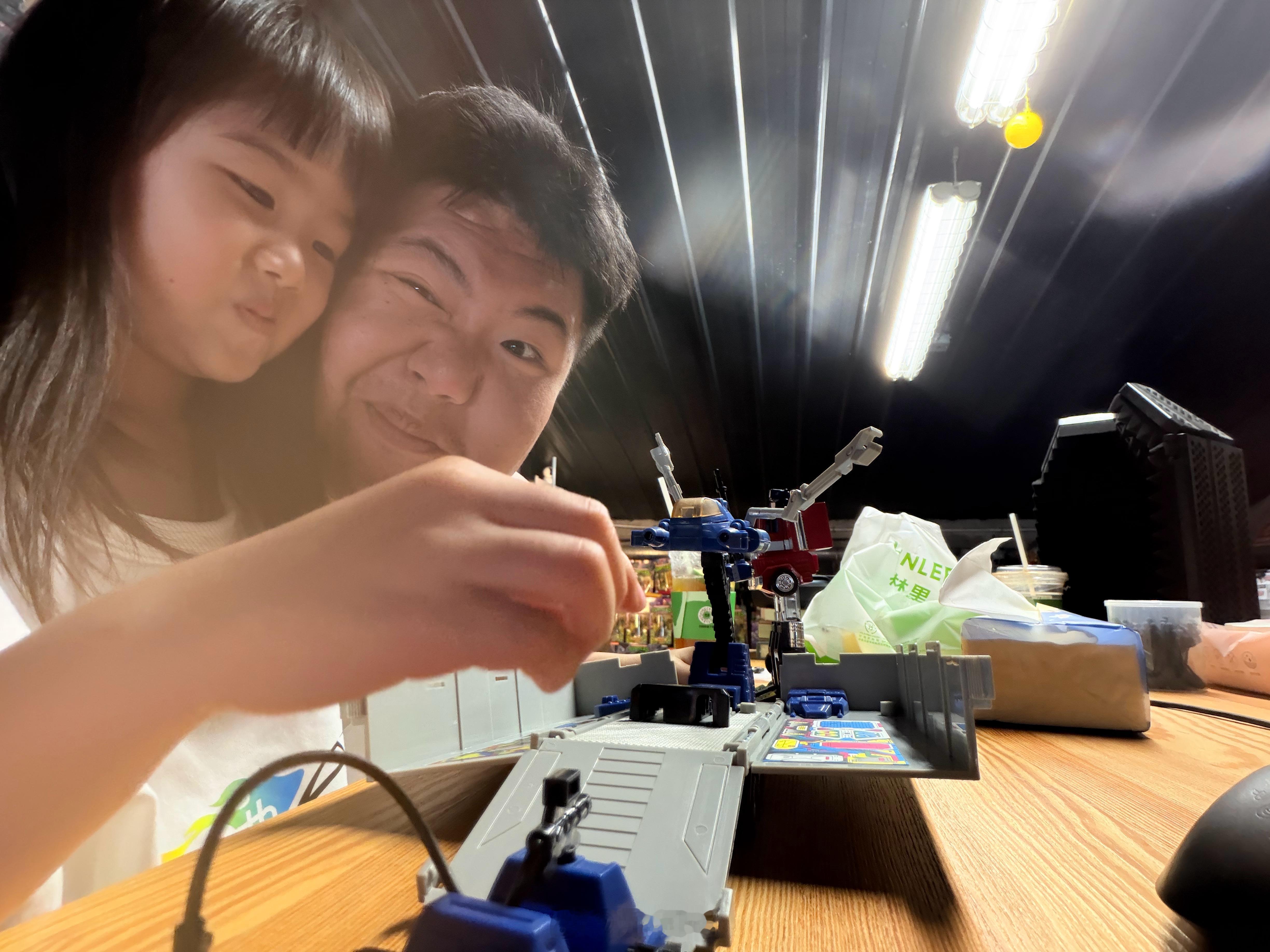 跟着恩姐玩我小时候的G1擎天柱，莫名感动。一晃三十多年过去了恩恩来了