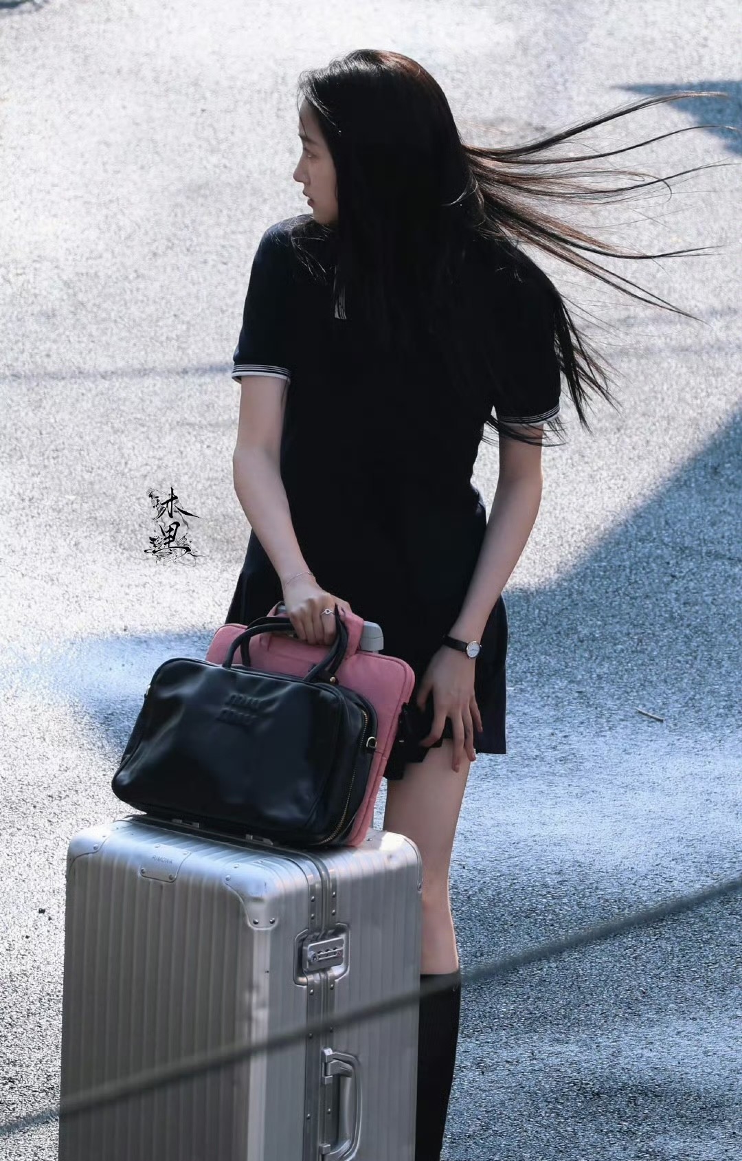 刷到关晓彤的路透照了！演晴也大小姐的她美得太绝了，我疯狂心动！真希望这部剧能一边
