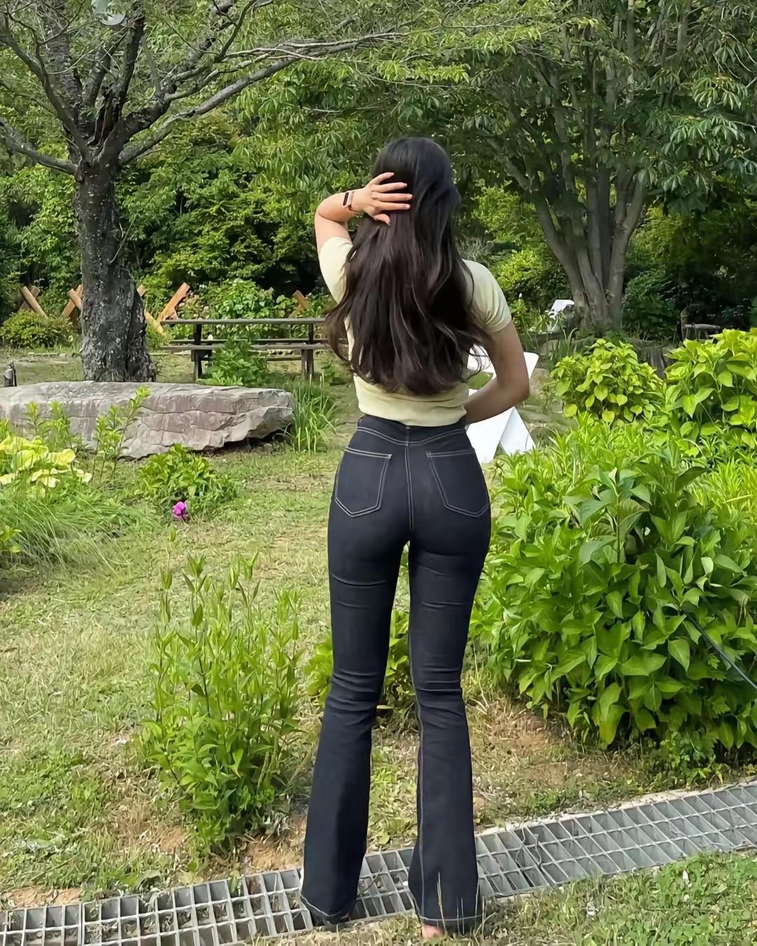 夏日穿搭指南：牛仔裤+T恤，轻松自在，享受自然之美。