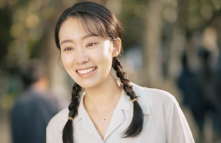 电影《<em>你好</em>，<em>李焕英</em>》一开场，主角贾晓玲意外穿越回到1981年，观众随她一起踏上这