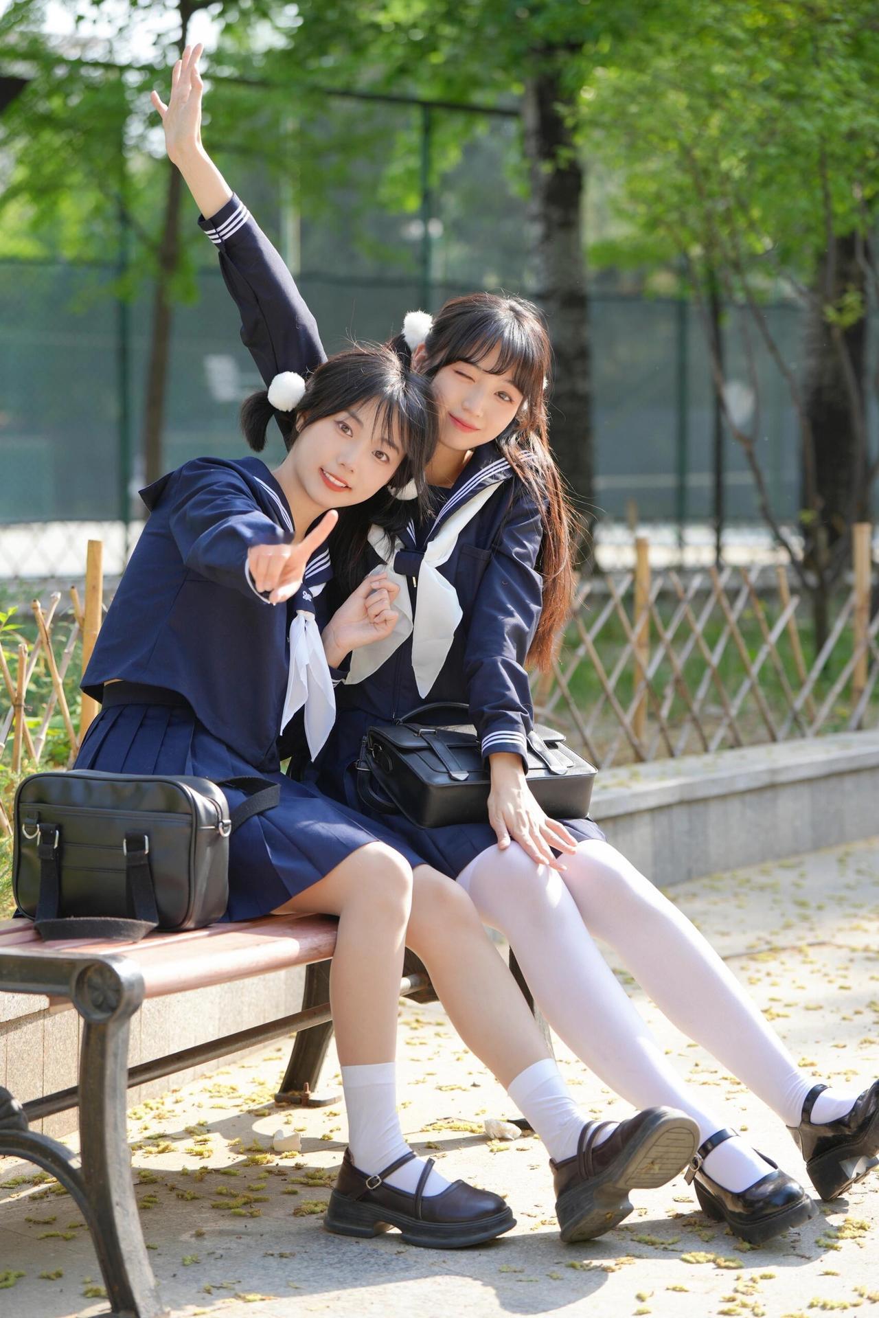 青春洋溢的校园时光，姐妹俩的欢乐时光