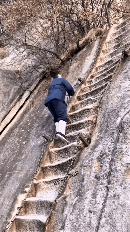 这个人的筋骨抻的真软，胆子练的也比较大，在这么高的地方，还敢抻筋压腿，足以看出，