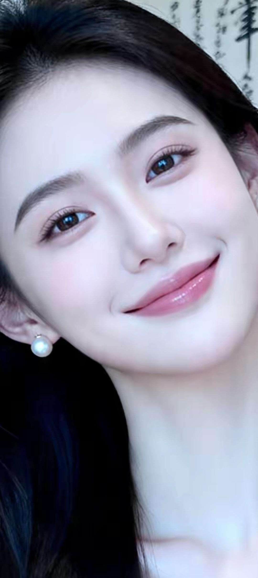 温柔微笑，珍珠耳环，甜美动人